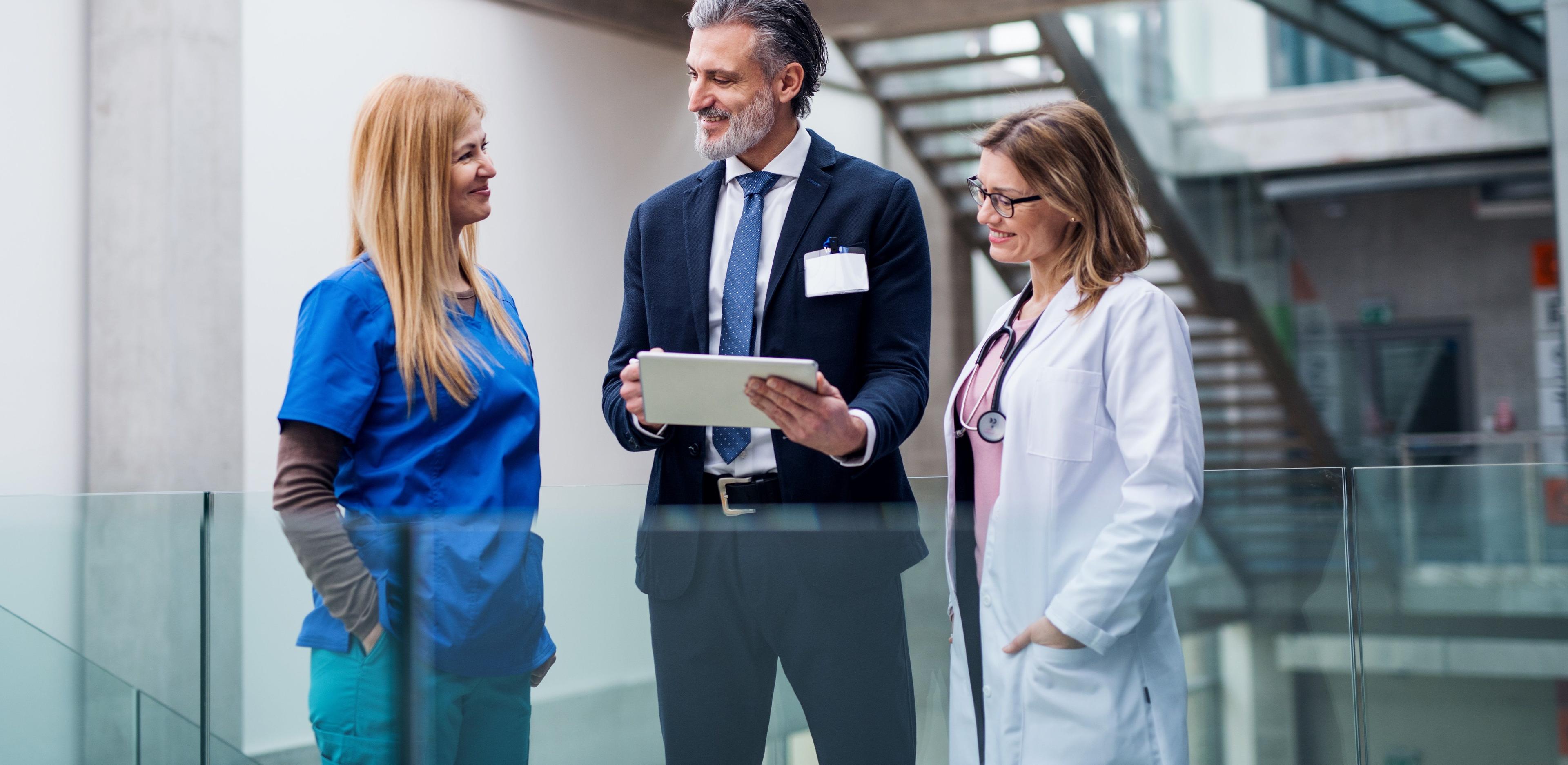 Verantwortliche für das Gesundheitsmanagement unterhalten sich im Treppenhaus