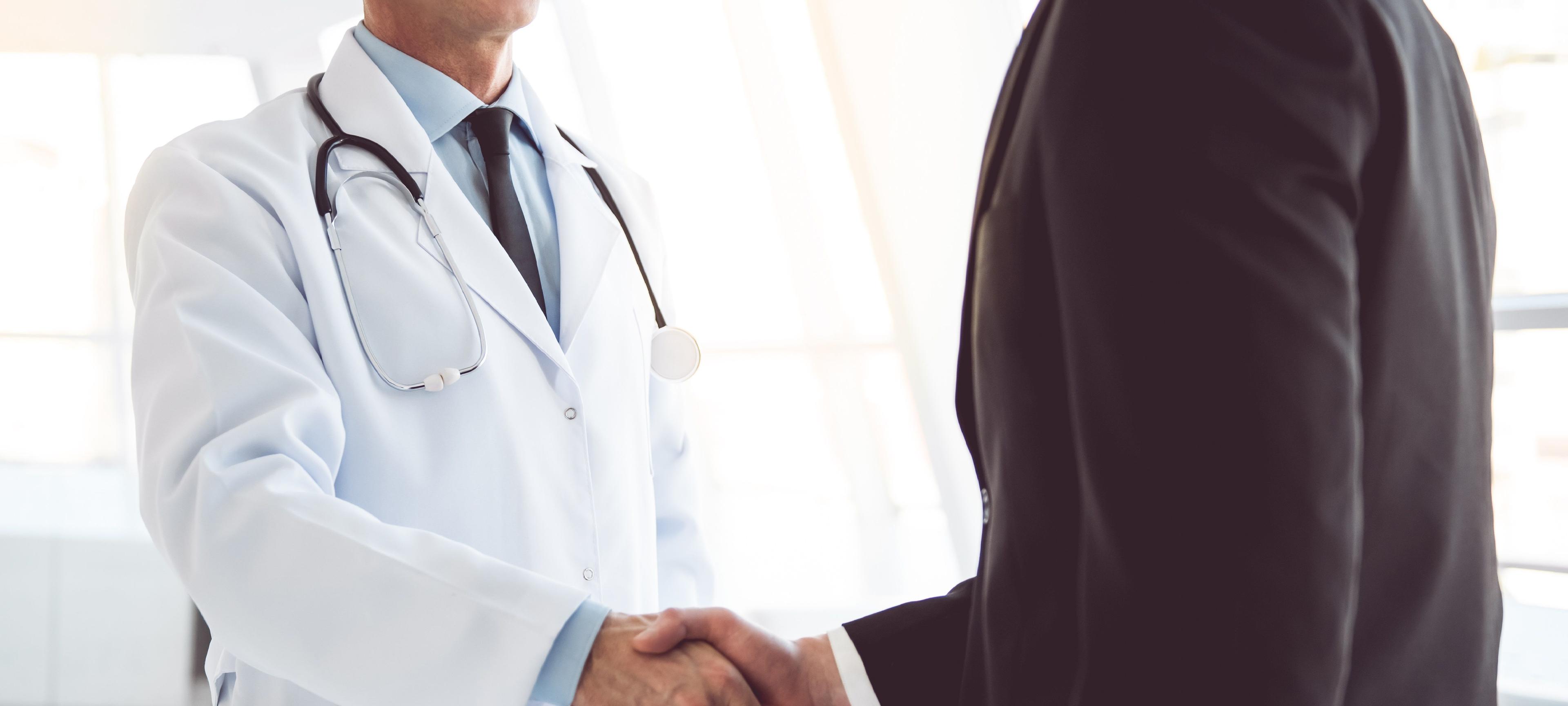 Krankenhausleitung - Ärztlicher Direktor gibt Chefarzt die Hand