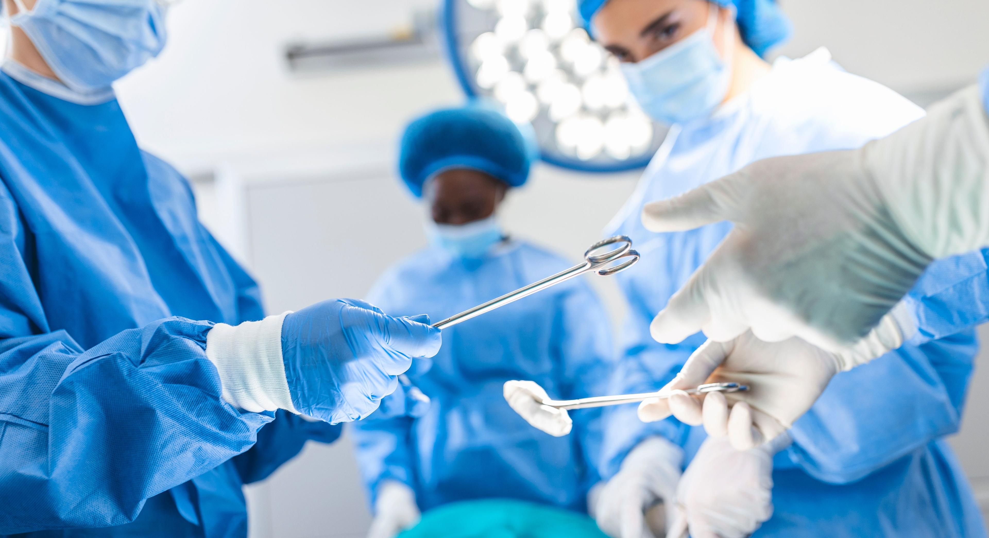 Ärzte operieren im OP-Saal