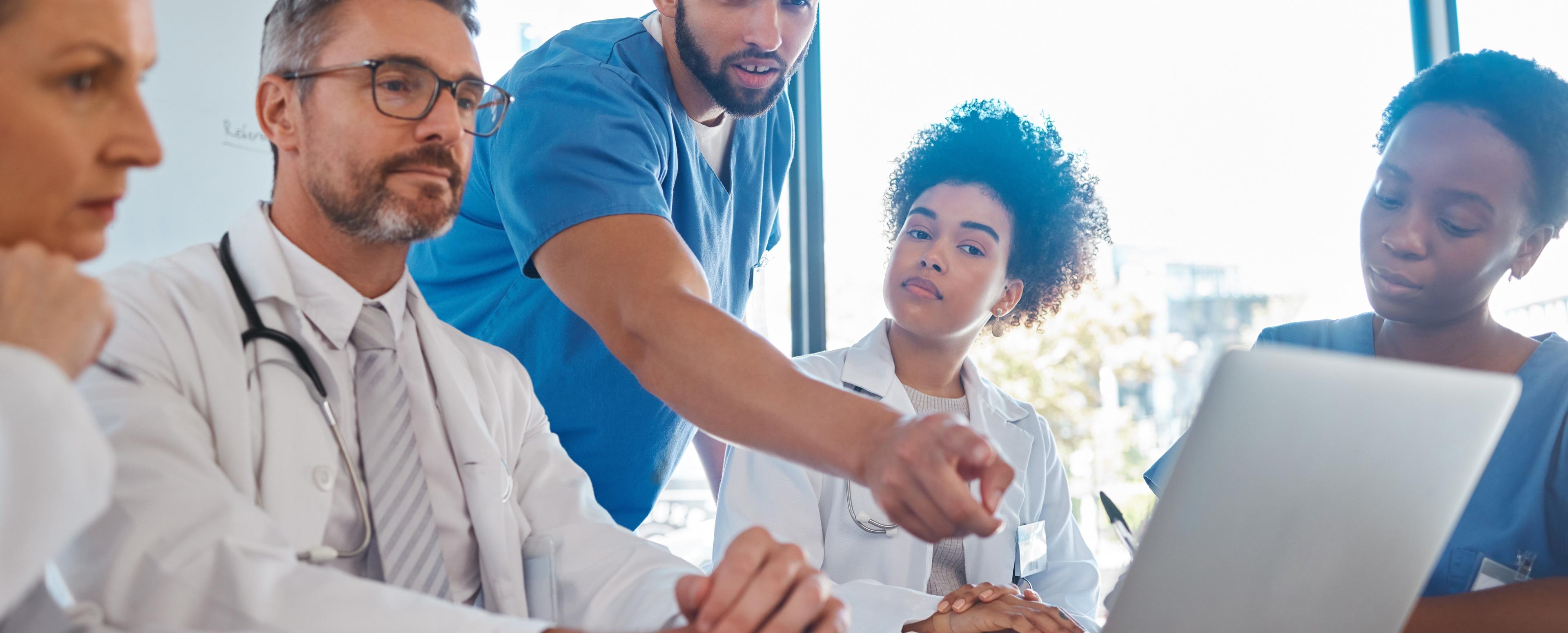 Mehrere Personen tauschen sich im Rahmen eines Meetings des Krankenhausmanagements aus