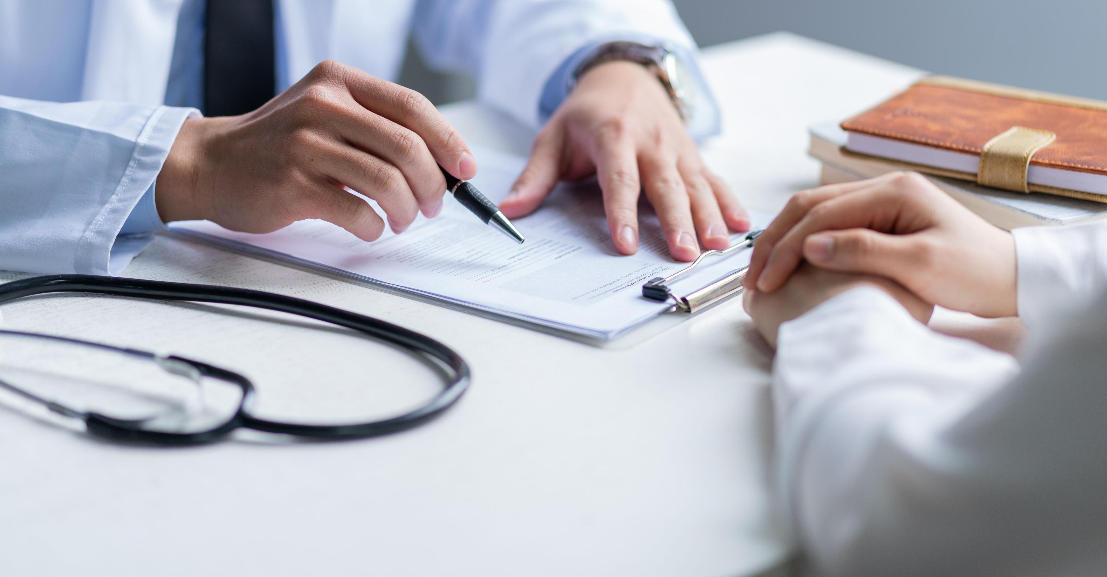 Zwei Ärzte lernen gemeinsam die Fachsprachprüfung Medizin