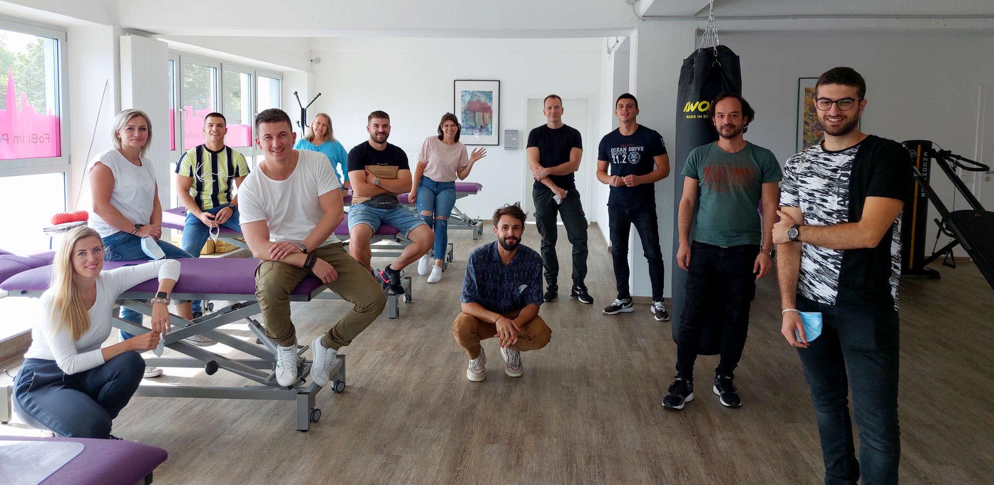 Teilnehmer der Anerkennung für Physiotherapeuten schauen in die Kamera