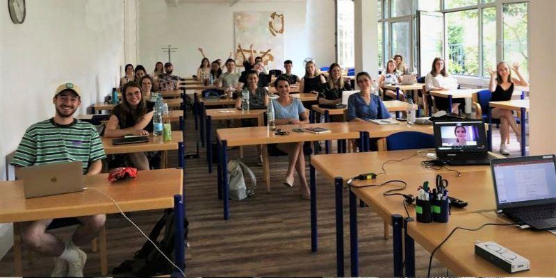 Mehrere Menschen nehmen am Treffen der Produzentenallianz in den Räumen der mibeg-Institute teil 