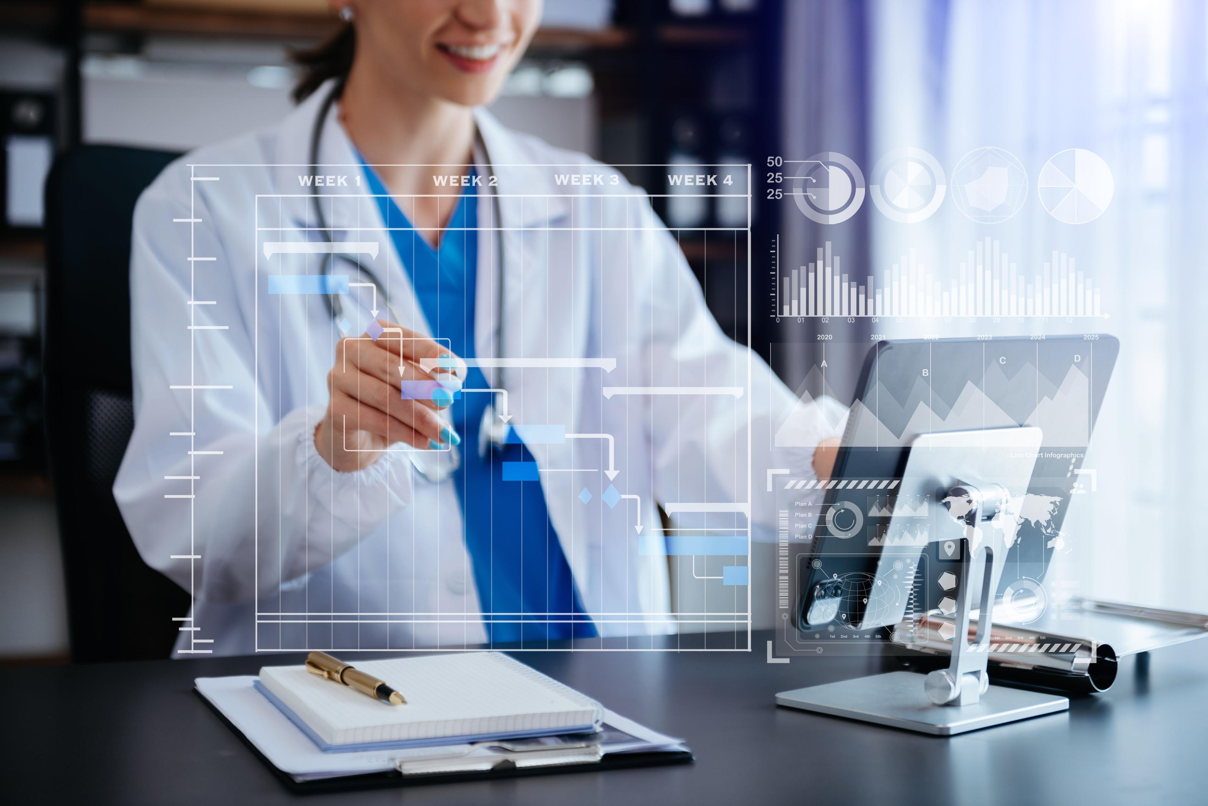 Ärtzin arbeitet an einem Computer im Krankenhaus