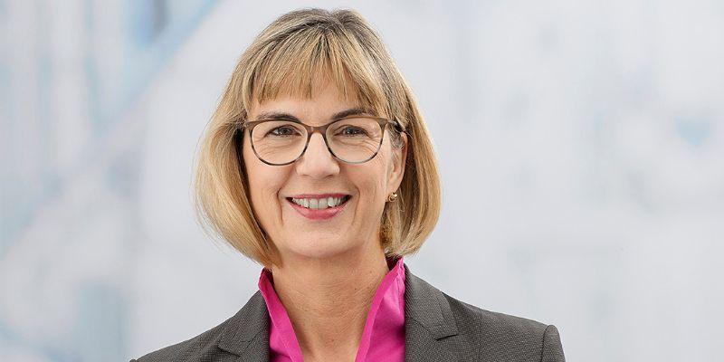 Frau Susanne Johna schaut in die Kamera
