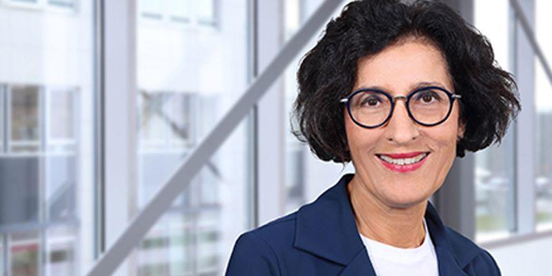 Frau Vera Lux schaut in die Kamera