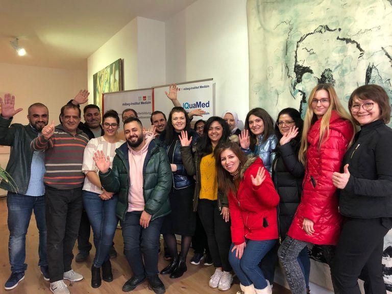 Teilnehmer des Seminars zur Vorbereitung auf die Kenntnisprüfung Pharmazie schauen in die Kamera