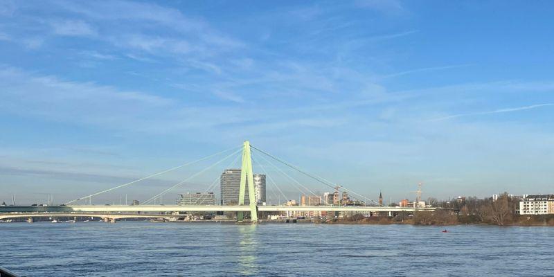 Bild von Köln mit dem Rhein im Vordergrund