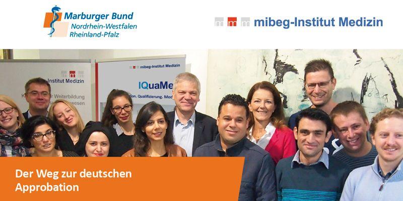 Teilnehmer einer Sonderveranstaltung in Kooperation mit dem Marburger Bund schauen in die Kamera