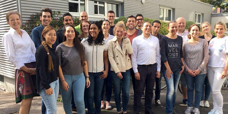 Teilnehmer des Kurses für Fachsprache in der Medizin schauen in die Kamera