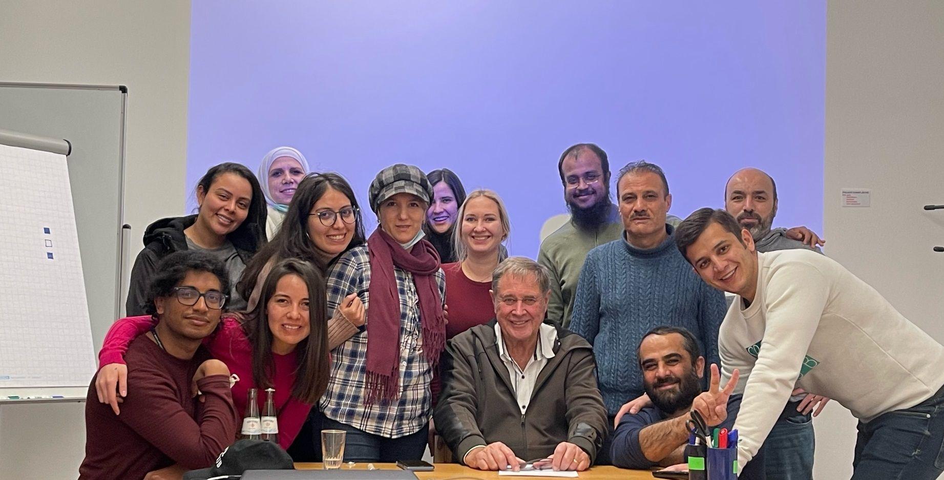 Teilnehmer des Kurses zur Vorbereitung auf die ärztliche Kenntnisprüfung schauen in die Kamera