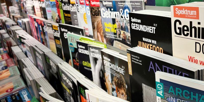 Medien Zeitschriften in einem Regal einer Buchhandlung
